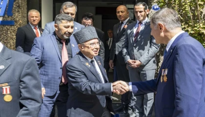 İzmir’de Başkan Tugay babasının madalyaları ile gazileri ağırladı