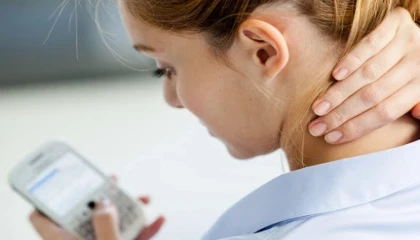 Telefon tablet kullanıcıları dikkat! Çağın duruş bozukluğu: Text neck!