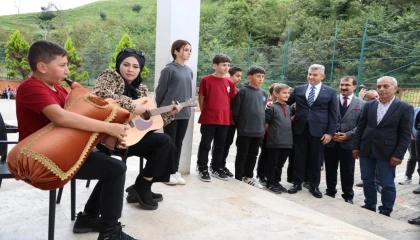 Artvin’de tulumla karşılanan Vali Ergün’den halı saha istediler