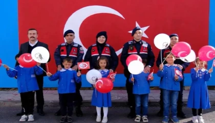 Askerler, öğrencilerle birlikte okul duvarına Türk bayrağı çizdi