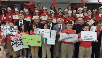 Bursa Kükürtlü TSO İlkokulu’nda Kızılay öğrencilerine kolluk takıldı