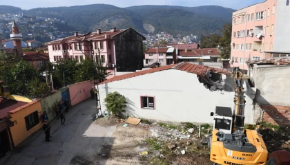 Bursa Osmangazi Belediyesi’nden tarihi koruyan yıkım