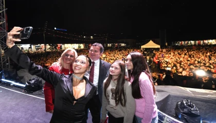 Bursa Osmangazi’de Cumhuriyet coşkusu zirvede... Zeynep Bastık şarkılarıyla ısıttı