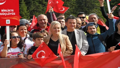 Bursa Uludağ’da yüzlerce kişi Cumhuriyet’in izinde