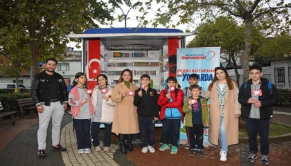 Bursa’da ’Gezici Kütüphane’ Cumhuriyet coşkusunu mahallelere taşıdı