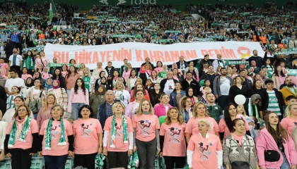 Bursa’da yeşil-beyaz tribünlerde pembe farkındalık