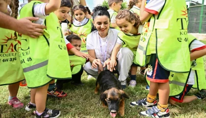 Çocuklar patili dostlarıyla buluştu
