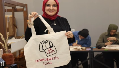 Cumhuriyet’in 102. yılına özel ay yıldızlı çantalar