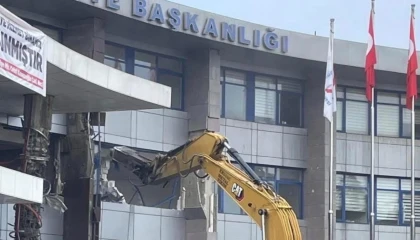 Düzce Belediyesi binasının yıkımı tepki çekti!
