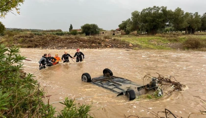 Foça’da yağış rekoru kırıldı! Ekipler seferber!