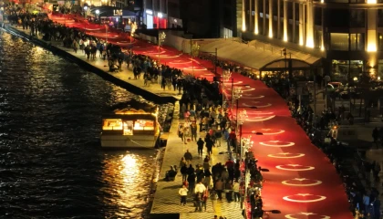 İzmir 350 metrelik Türk bayrağı ile yürüdü