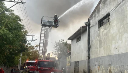 İzmir Bornova’daki depo yangınına hızlı müdahale 