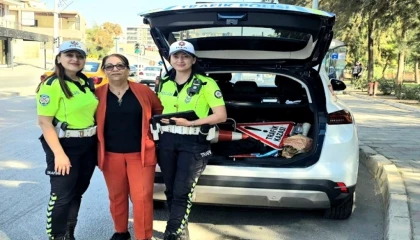 İzmir Karabağlar’da Neşe Kahraman ve kadın trafik polisleri örnek tablo çizdi
