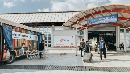 İzmir’de Gezici Kütüphane, Ege Üniversitesi Metro durağında