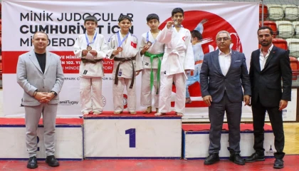 İzmirli minik sporcular Cumhuriyet için ter döktü