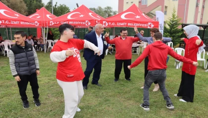 İzmit’te otizmli bireyler sonbahar şenliğinde buluştu