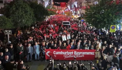 Manisa’da Cumhuriyet coşkusu meydanlara taştı