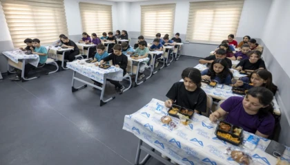 Mersin’de öğrencilere hem eğitim hem sıcak yemek desteği