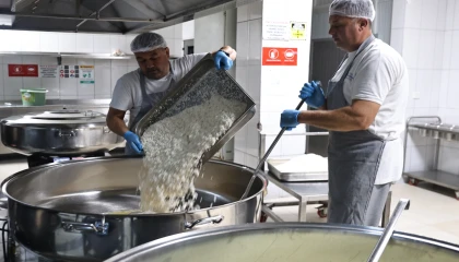 Antalya Büyükşehir’den aşevleriyle sosyal destek