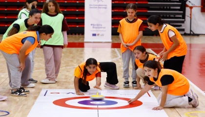 Antalya’da kız çocukları ’Floor Curling’ ile tanışıyor