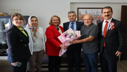 Artvin Valisi Ergün’den emekli öğretmene anlamlı ziyaret