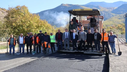 Artvin’de Vali Ergün’den Ardanuç’ta asfalt mesaisi