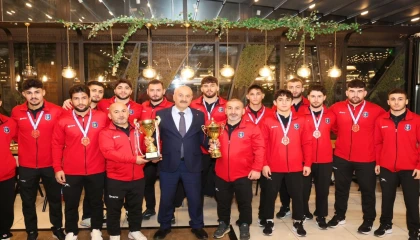 Başkan Büyükgöz şampiyon güreşçileri ağırladı
