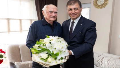 Başkan Tugay’dan lise öğretmenini duygulandıran ziyaret