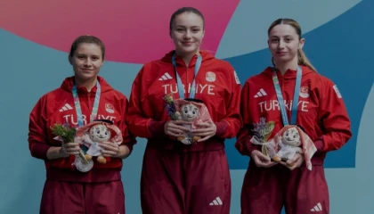 Bursa Büyükşehir’li Özge Yılmaz’dan masada gümüş madalya