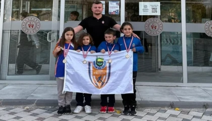 Bursa İnegöl’ün sporcuları yüzmede Türkiye dereceleriyle döndü