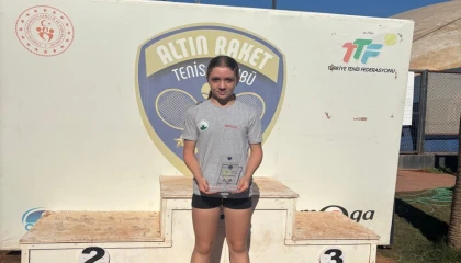 Bursa Osmangazili raket şampiyonluk kürsüsüne oturdu