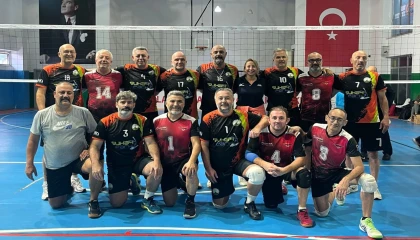 Bursa Osmangazi’nin veteran voleybolcuları zirveye çıktı