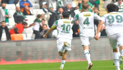 Bursaspor son dakika golüyle 2-1 kazandı... Zirveye bir adım kaldı
