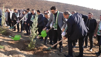 Bursaspor yönetimi ve futbolcuları Gürsu’da fidan dikti