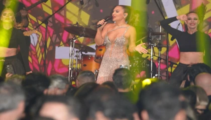 Demet Akalın’dan Antalya’da unutulmaz performans... Yeni hiti ’Beni Unutma’ listelere hızlı giriş yaptı