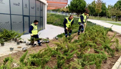 Dilovası Millet Bahçesi’nde dip köşe temizliği
