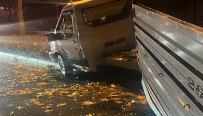 Düzce Konuralp’te lastiği patlayan kamyonet refüje çarptı