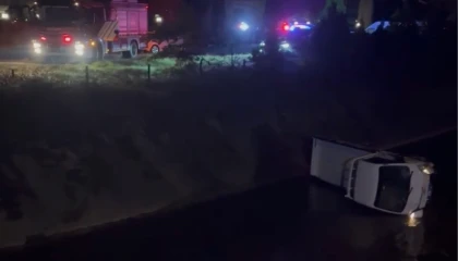 Düzce’de kamyonet su kanalına devrildi!