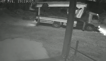 Düzce’de mobil vinç telefon direğini kırıp olay yerinden uzaklaştı