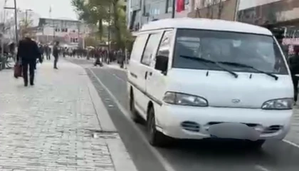 Düzce’de trafiğine kapalı caddeye ticari minibüs girdi!