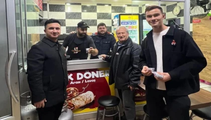 Edirne Keşan’da AK Parti Gençlik Kolları Atatürk rozeti dağıttı