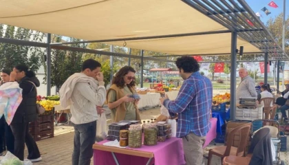 Efes Tarlası’nda üretici de tüketici de memnun