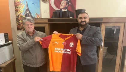 Galatasaraylı Futbolcular SMA’lı Esma için forma imzaladı