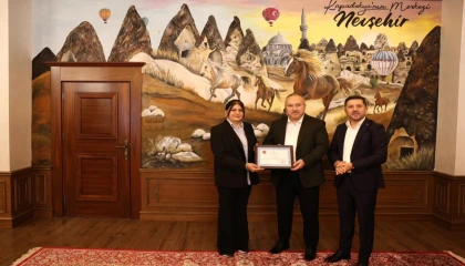 “İlmek İlmek Türkiye” halı motifi Vali Fidan’a armağan edildi