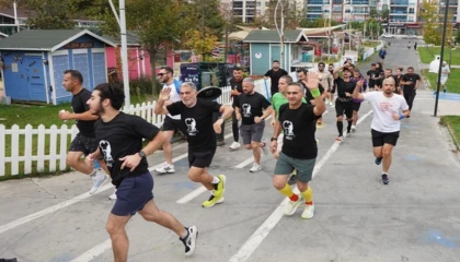 İstanbul Beylikdüzü’nde yüzlerce kişi Ata’ya saygıya koştu