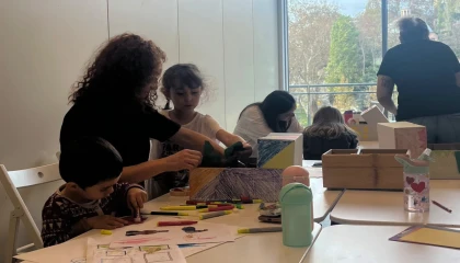 İstanbul Maltepe’de çocuklar anneleriyle sanatsal gelişimde