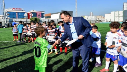 İzmir Bornova’da minikler Atatürk’ü turnuva ile andı