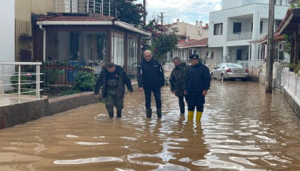 İzmir Foça’da sel! Selden etkilenen bölgelere Kaymakam Aydın’dan inceleme