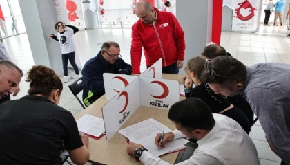 İzmir’de 10 okulda eş zamanlı kan bağışı