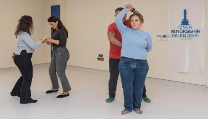 İzmir’de görme engellilere ’dansla terapi’